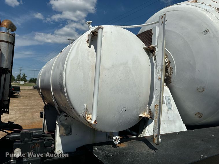 image for item EE7566 1997 Mack ready mix truck