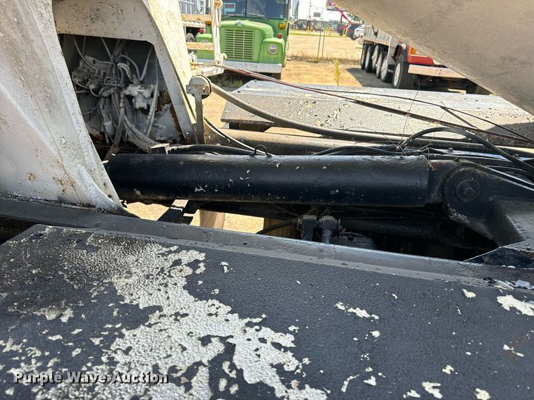 image for item EE7566 1997 Mack ready mix truck