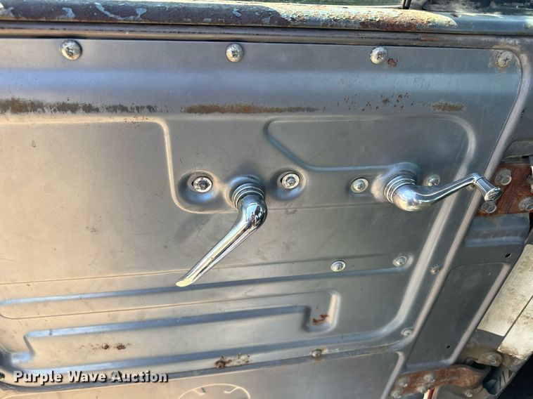 image for item EE7566 1997 Mack ready mix truck