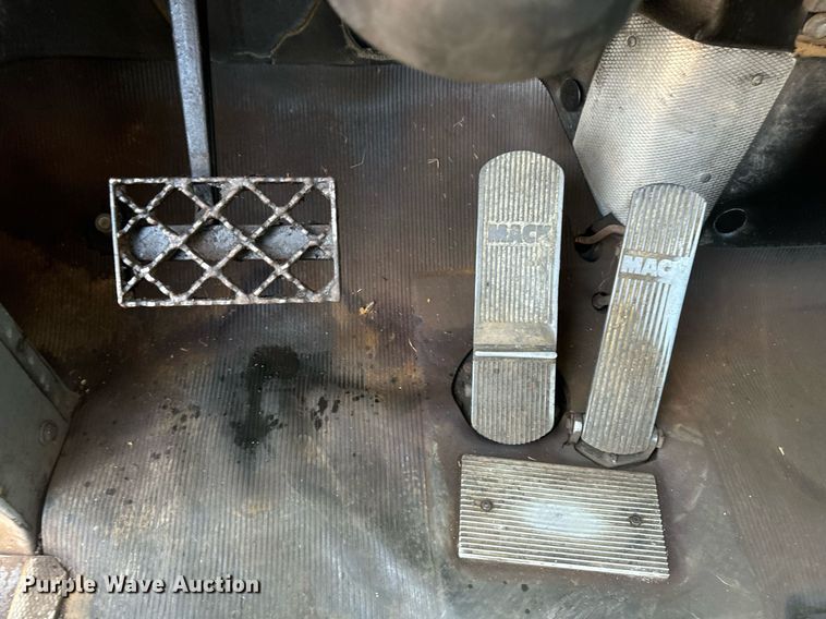 image for item EE7566 1997 Mack ready mix truck