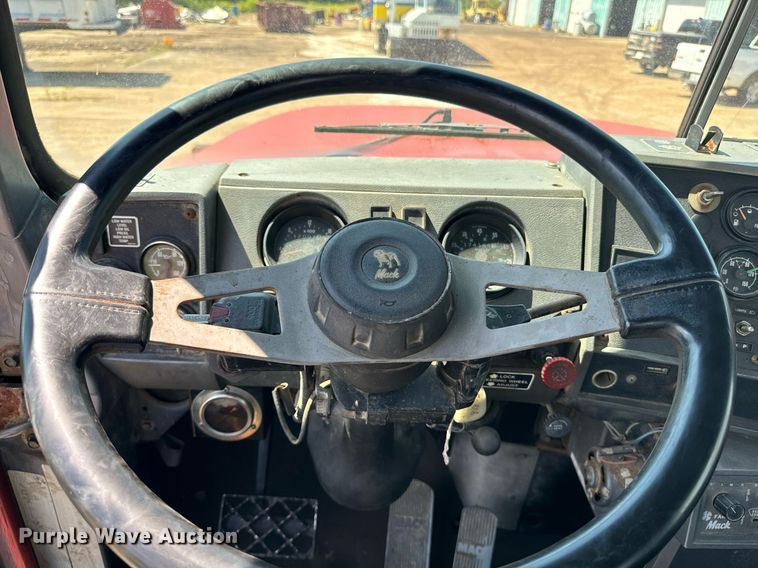 image for item EE7566 1997 Mack ready mix truck