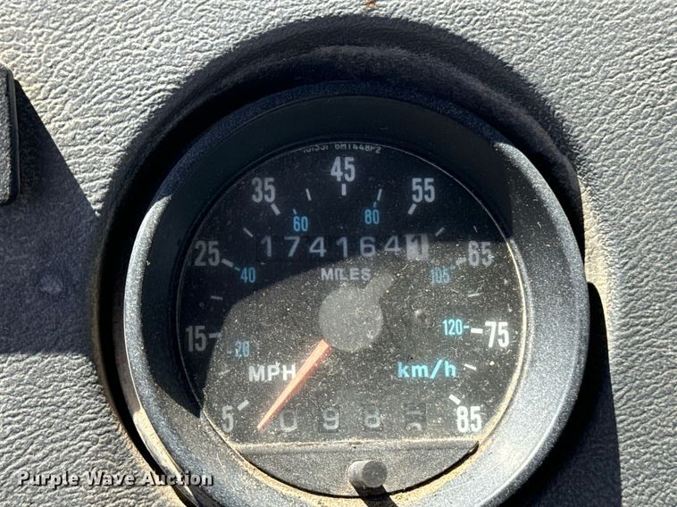 image for item EE7566 1997 Mack ready mix truck