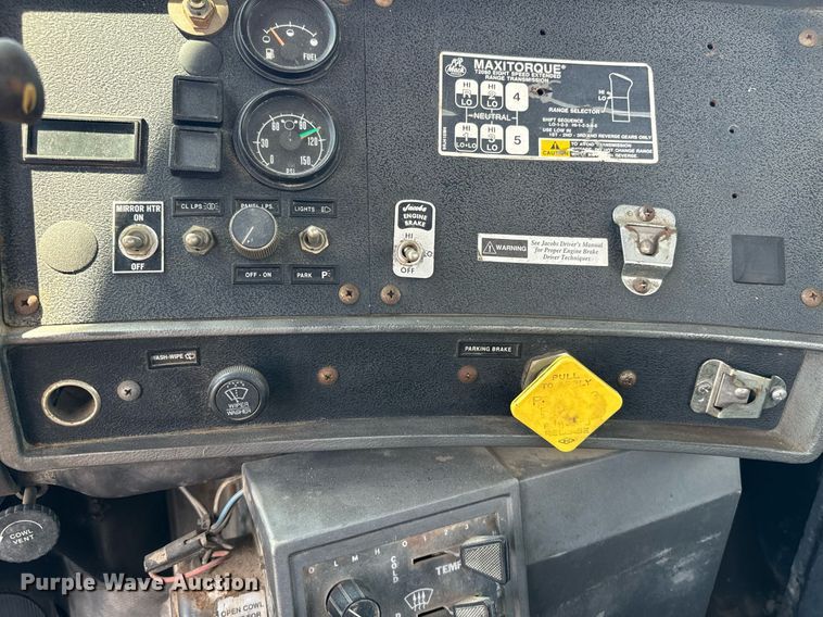 image for item EE7566 1997 Mack ready mix truck