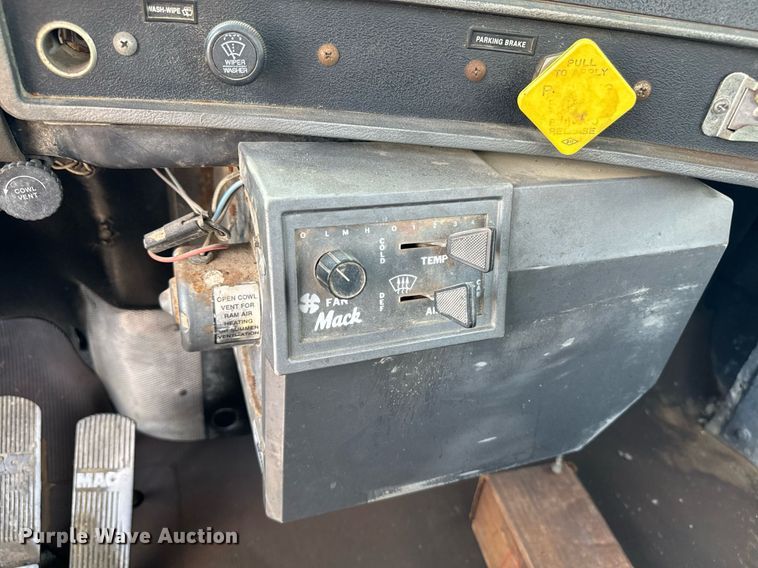 image for item EE7566 1997 Mack ready mix truck