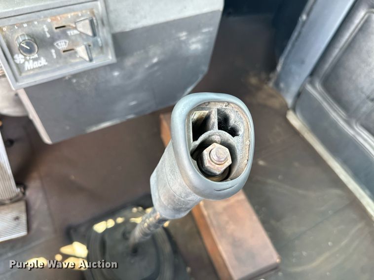 image for item EE7566 1997 Mack ready mix truck