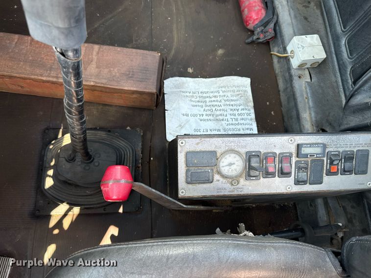 image for item EE7566 1997 Mack ready mix truck