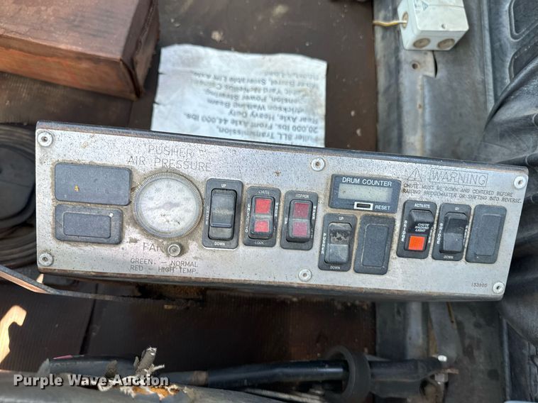 image for item EE7566 1997 Mack ready mix truck