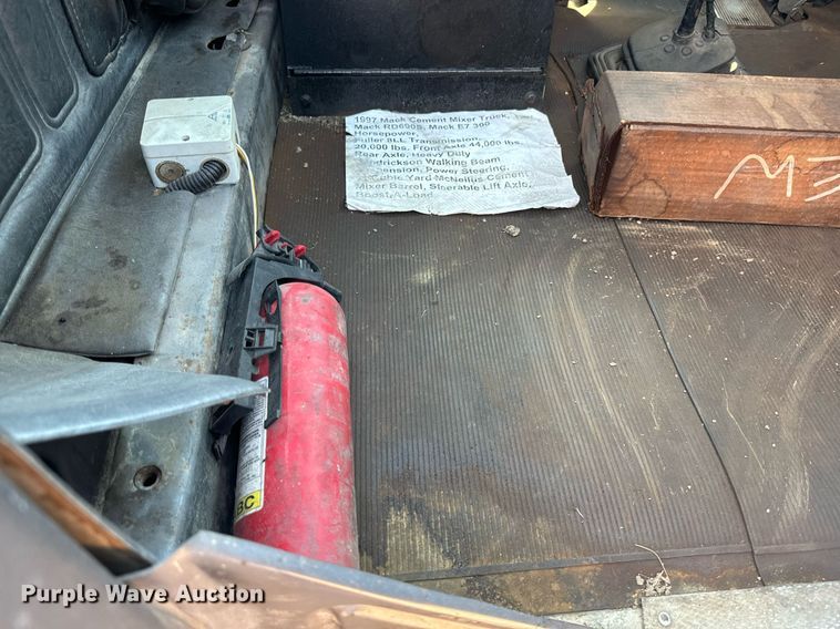 image for item EE7566 1997 Mack ready mix truck