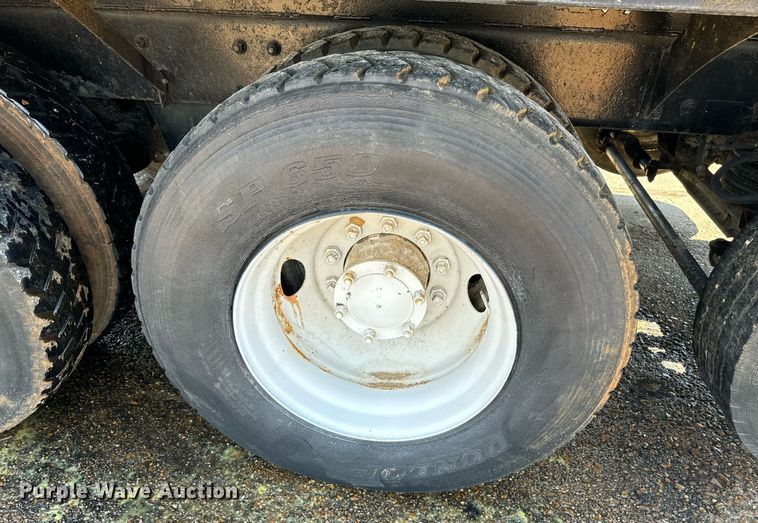 image for item EE7566 1997 Mack ready mix truck