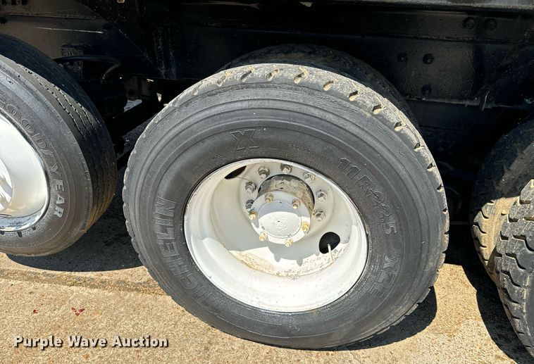 image for item EE7566 1997 Mack ready mix truck