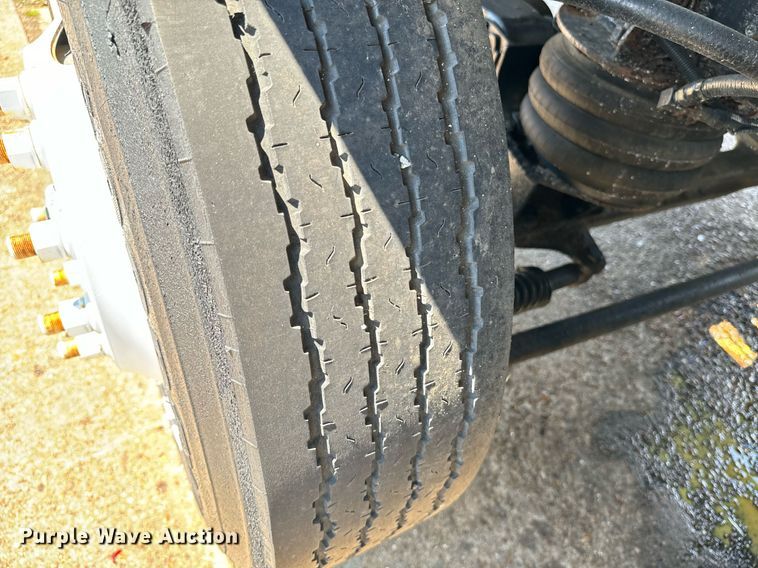 image for item EE7566 1997 Mack ready mix truck