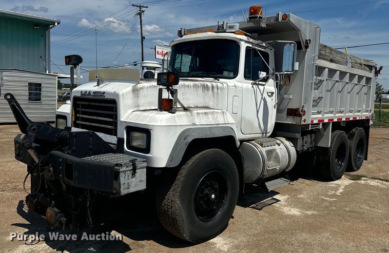 image for item EE7567 2001 Mack dump truck