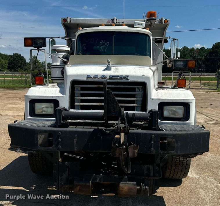 image for item EE7567 2001 Mack dump truck
