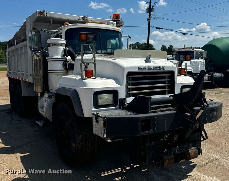 image for item EE7567 2001 Mack dump truck