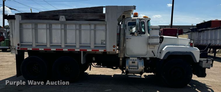 image for item EE7567 2001 Mack dump truck