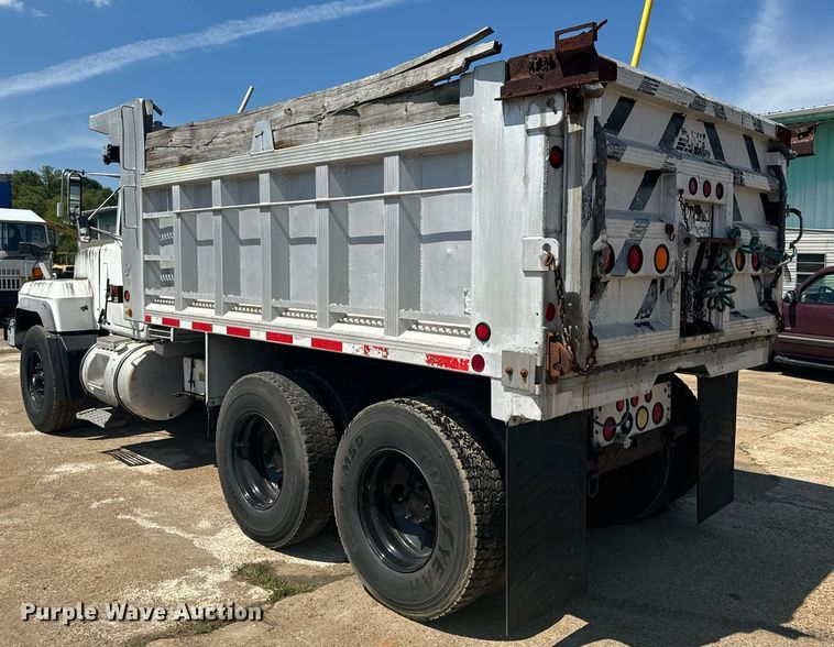 image for item EE7567 2001 Mack dump truck