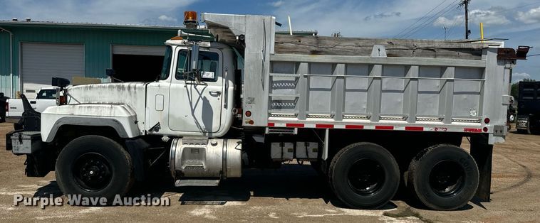 image for item EE7567 2001 Mack dump truck