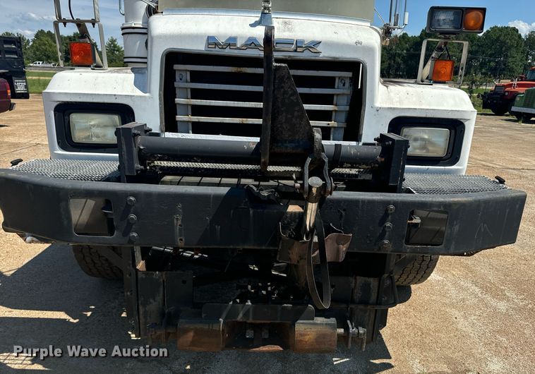 image for item EE7567 2001 Mack dump truck