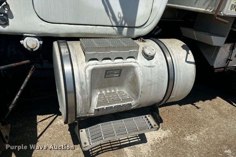 image for item EE7567 2001 Mack dump truck