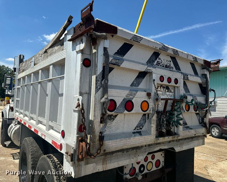 image for item EE7567 2001 Mack dump truck