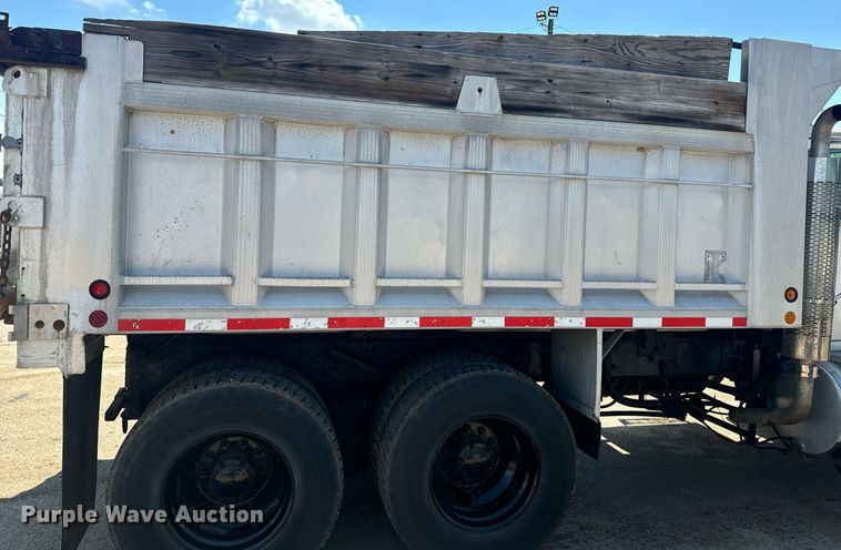 image for item EE7567 2001 Mack dump truck