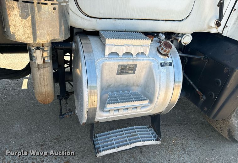 image for item EE7567 2001 Mack dump truck