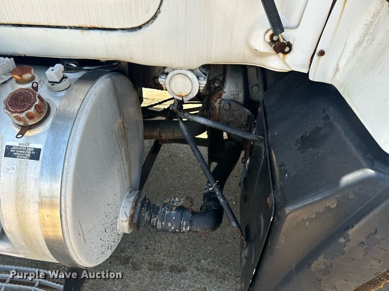 image for item EE7567 2001 Mack dump truck