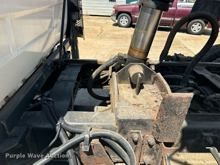 image for item EE7567 2001 Mack dump truck