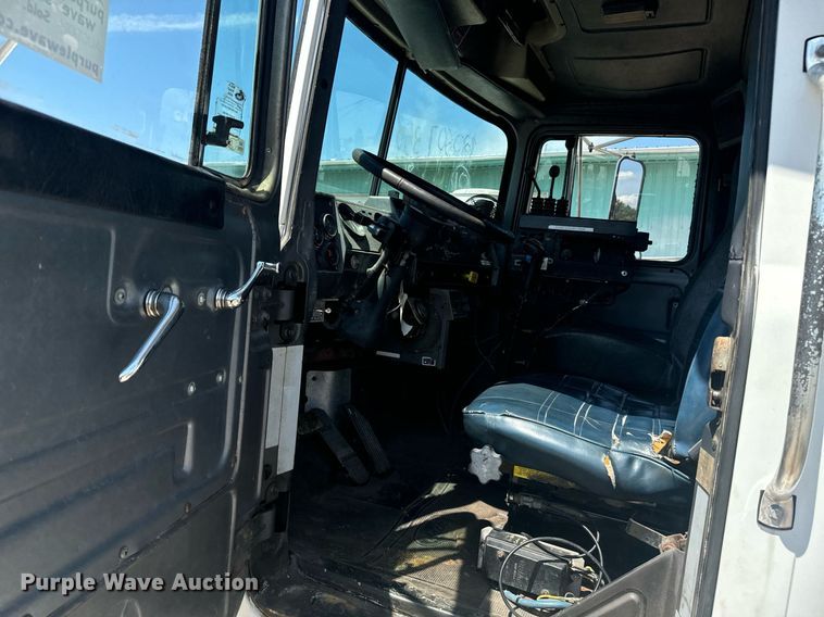 image for item EE7567 2001 Mack dump truck