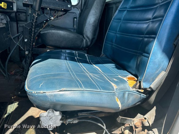 image for item EE7567 2001 Mack dump truck