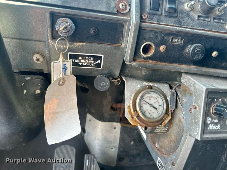 image for item EE7567 2001 Mack dump truck