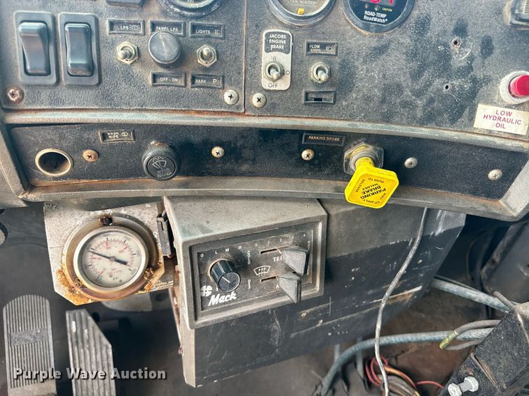 image for item EE7567 2001 Mack dump truck