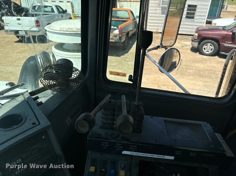 image for item EE7567 2001 Mack dump truck