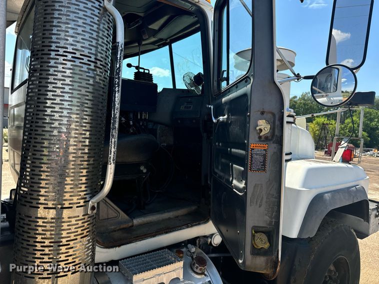 image for item EE7567 2001 Mack dump truck