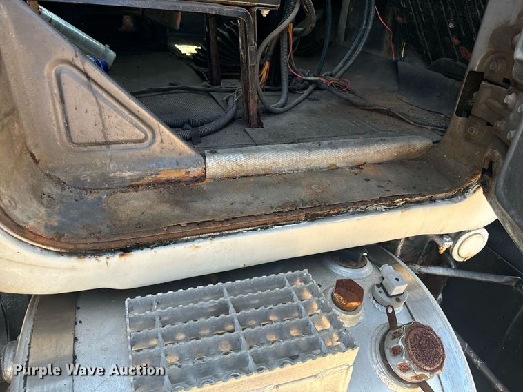 image for item EE7567 2001 Mack dump truck