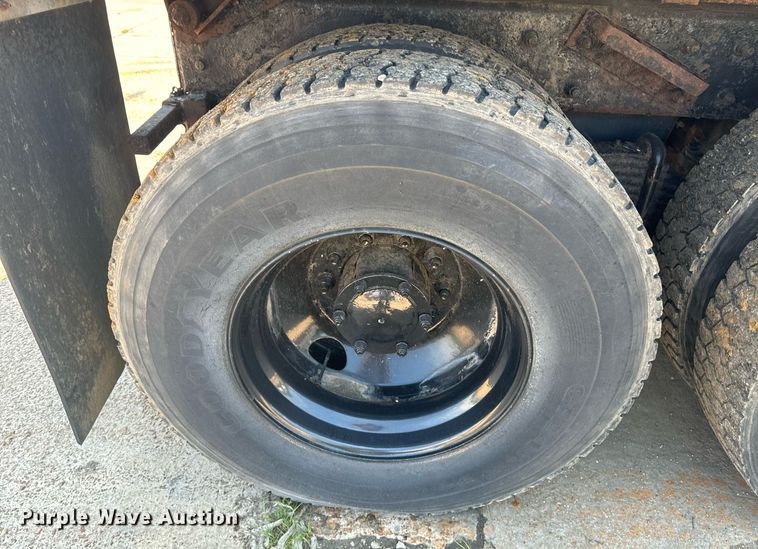 image for item EE7567 2001 Mack dump truck