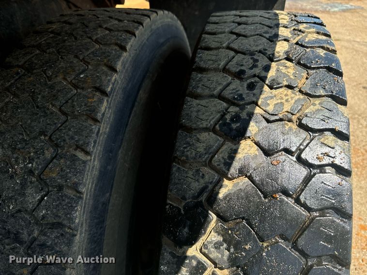 image for item EE7567 2001 Mack dump truck