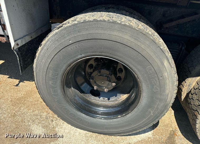 image for item EE7567 2001 Mack dump truck