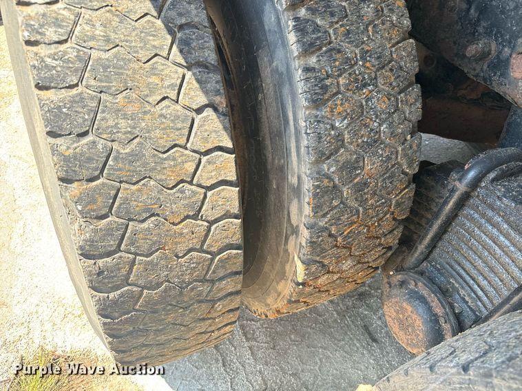 image for item EE7567 2001 Mack dump truck