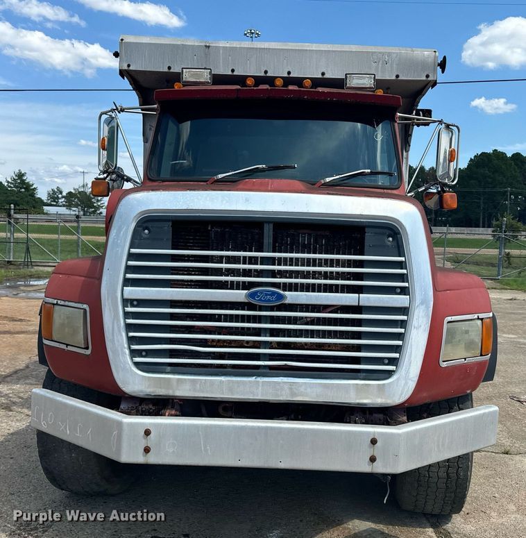 image for item EE7568 1994 Ford L9000 dump truck