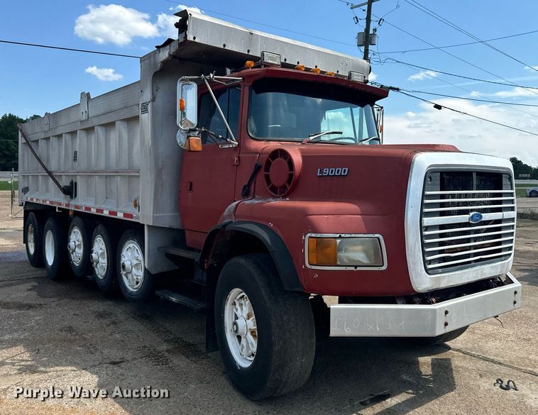 image for item EE7568 1994 Ford L9000 dump truck