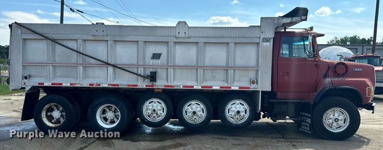 image for item EE7568 1994 Ford L9000 dump truck