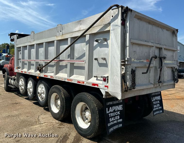 image for item EE7568 1994 Ford L9000 dump truck