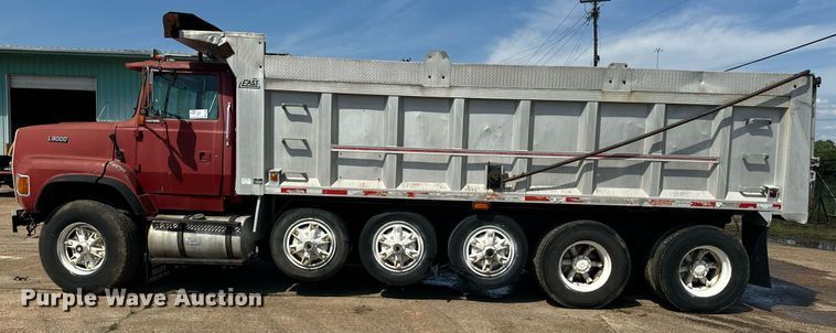 image for item EE7568 1994 Ford L9000 dump truck