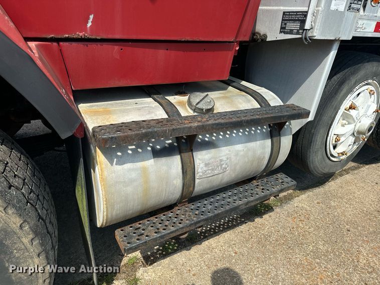 image for item EE7568 1994 Ford L9000 dump truck