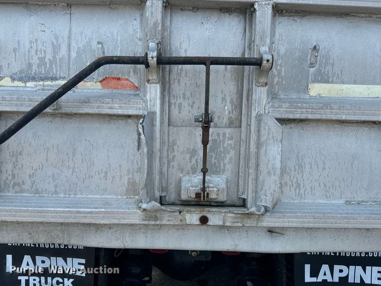 image for item EE7568 1994 Ford L9000 dump truck