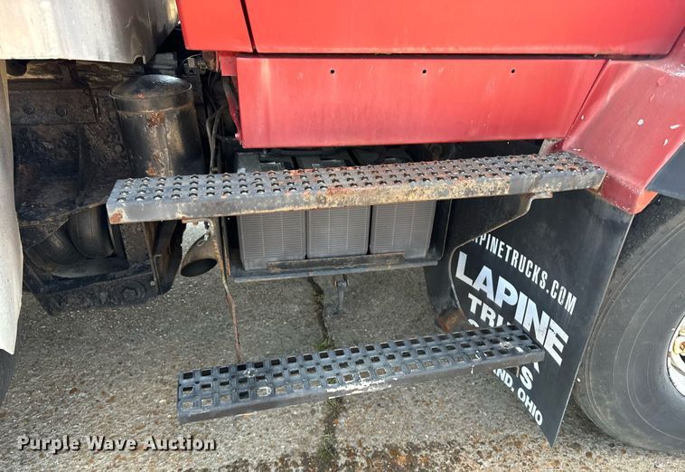 image for item EE7568 1994 Ford L9000 dump truck