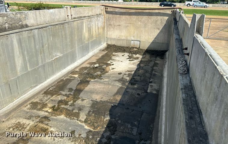 image for item EE7568 1994 Ford L9000 dump truck