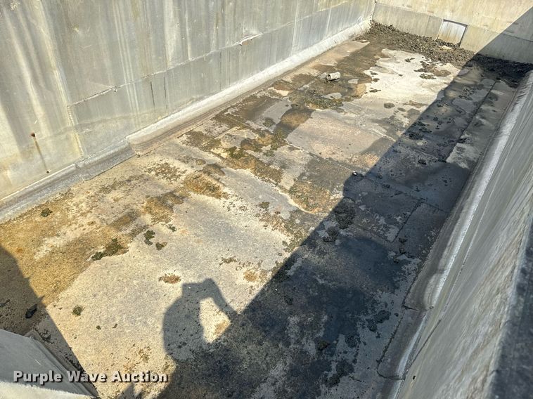 image for item EE7568 1994 Ford L9000 dump truck