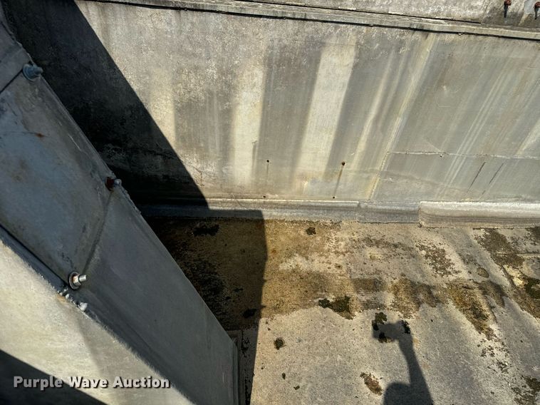 image for item EE7568 1994 Ford L9000 dump truck